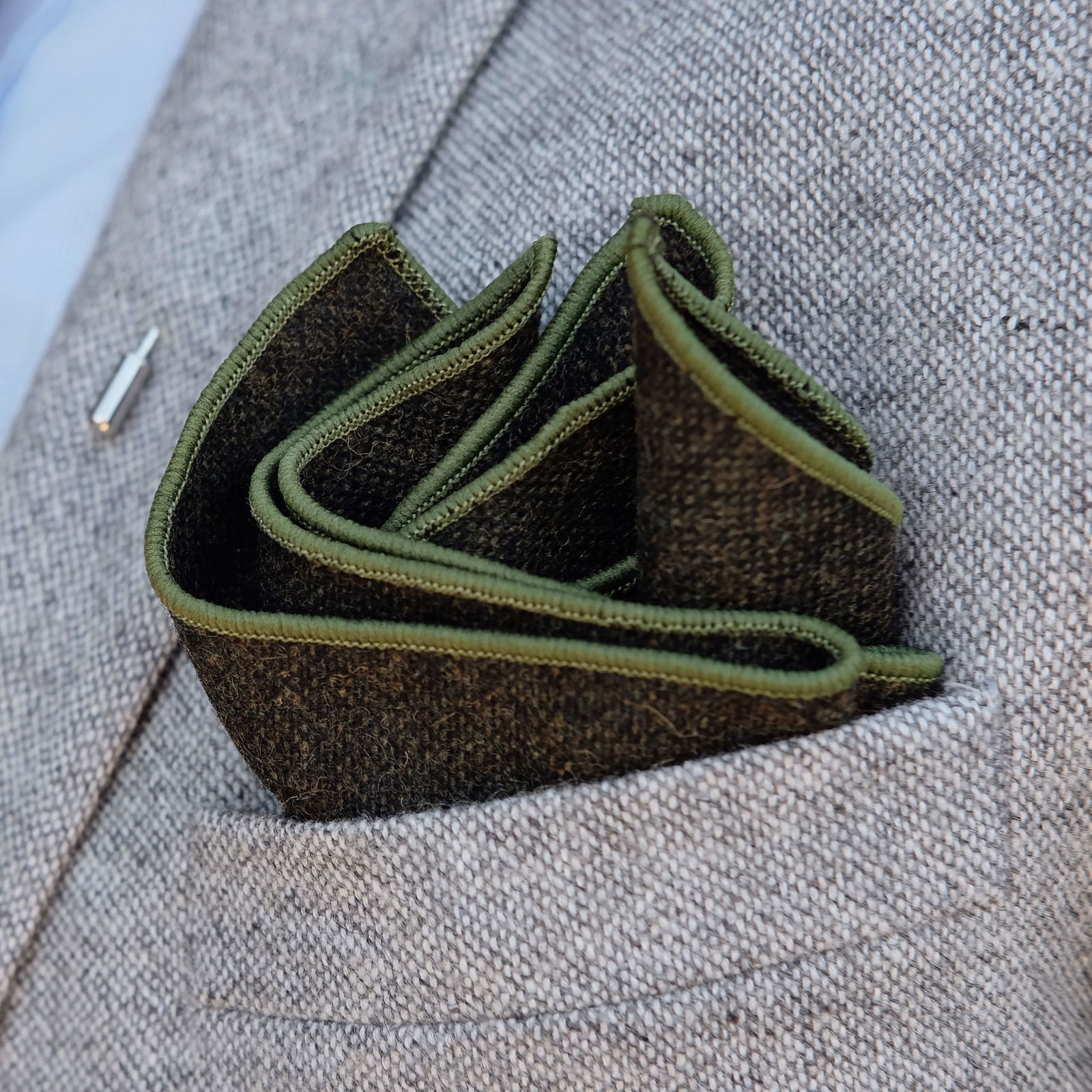 Get stunning look with green pocket square 