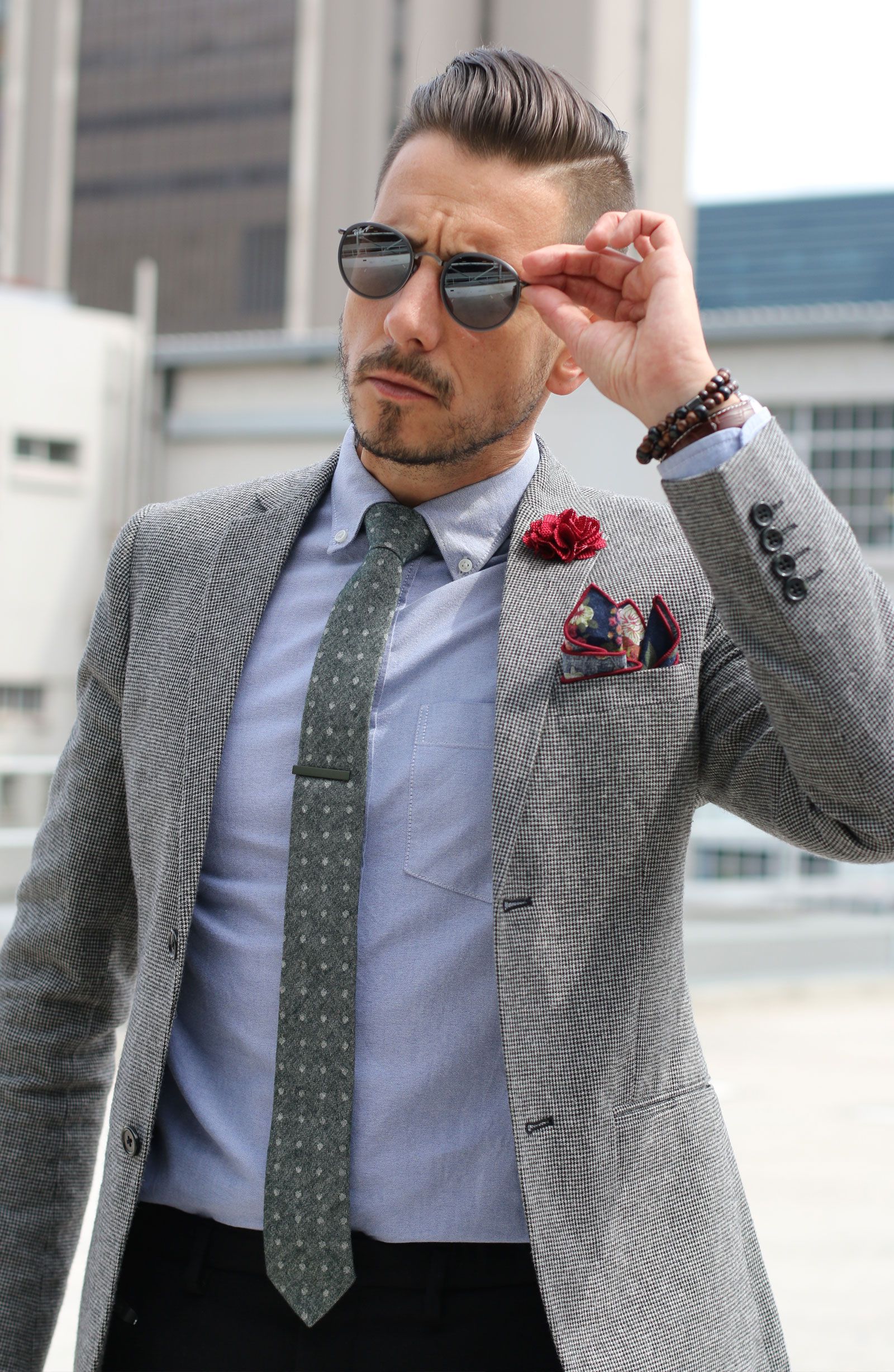 lapel pin to style the suit